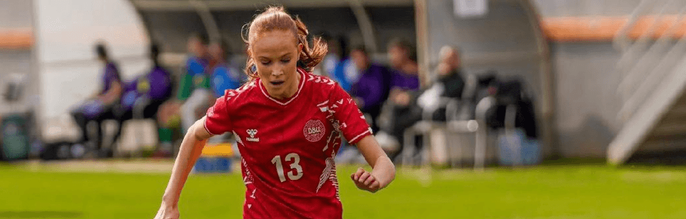 To ungdomsspillere i aktion for deres respektive landshold HB Køge